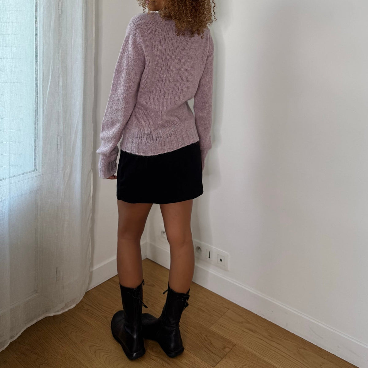 Sisley vintage pastel lilac pink fuzzy knit V-neck sweater fitted silhouette