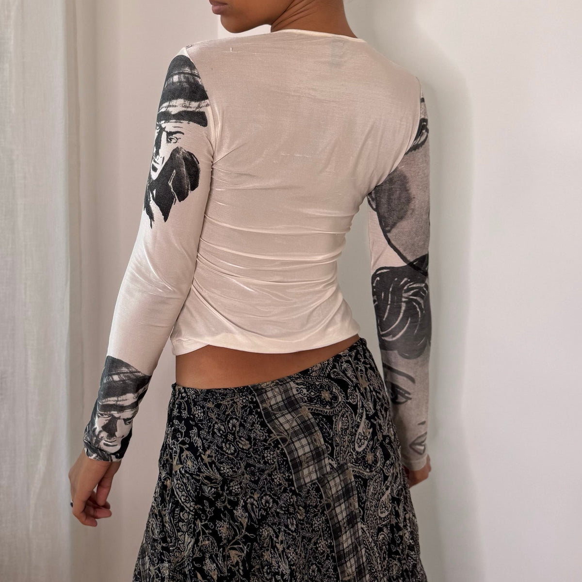E-Play Italian Vintage White Black Red Pop Art Graphic Slinky Long Sleeve Top