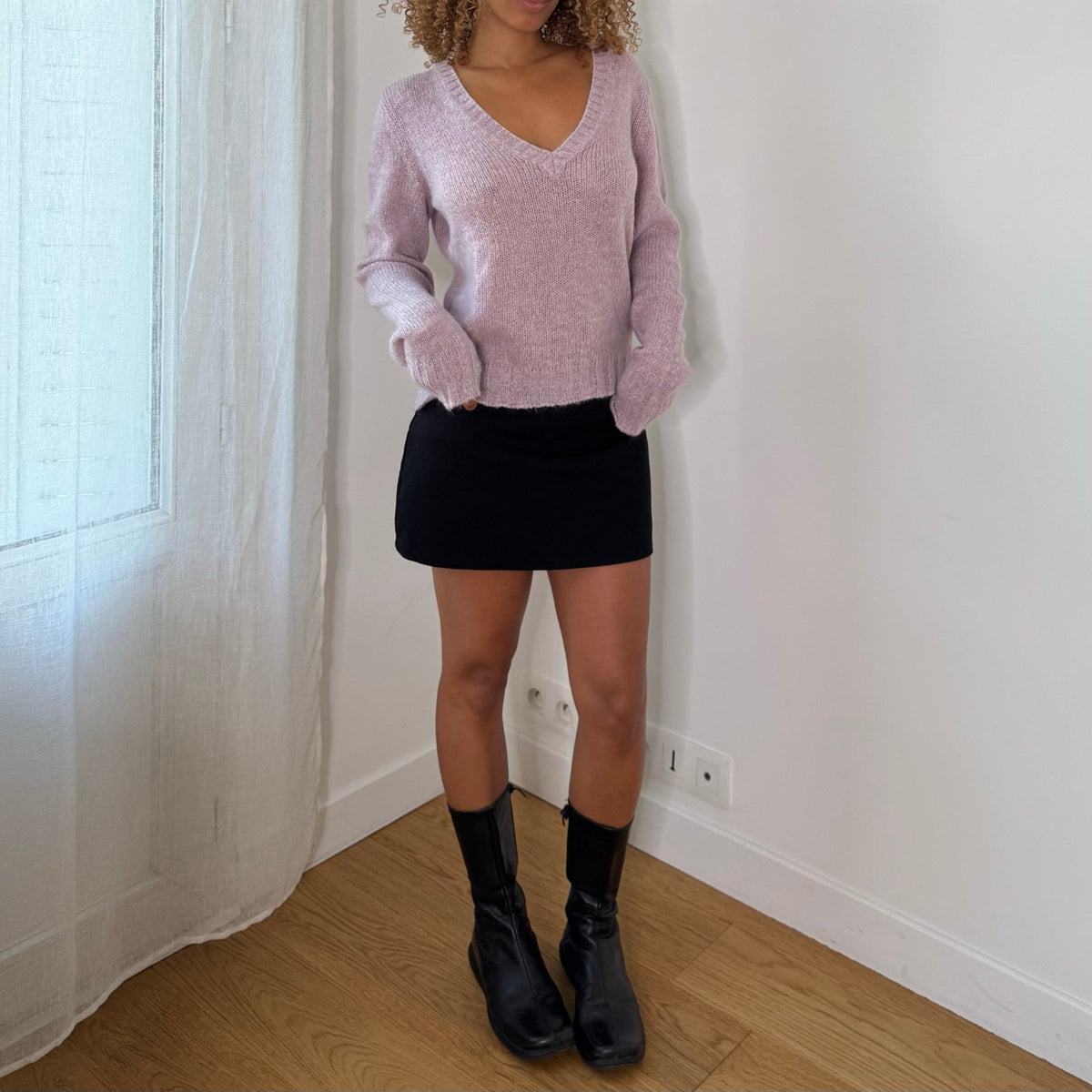 Sisley vintage pastel lilac pink fuzzy knit V-neck sweater fitted silhouette