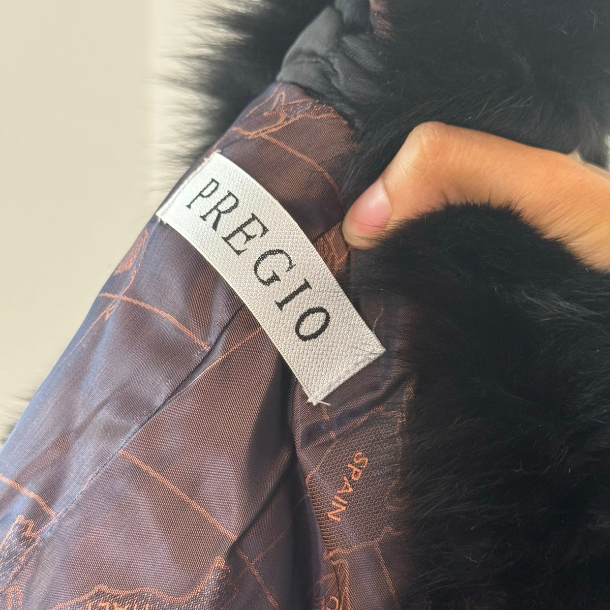 Italian vintage black quilted puffer jacket with oversized faux fur collar & fitted waist