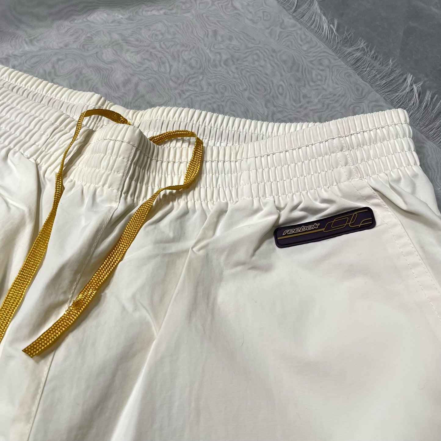 Vintage 00s Reebok white and creamy baggy nylon sweatpants (S-M) blokette