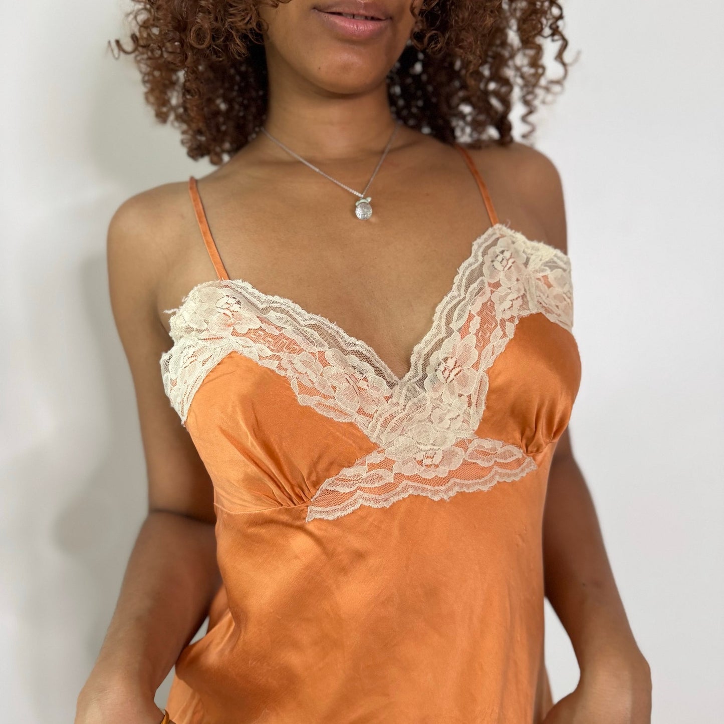 Vintage Peach Cream Silk Lace Cami Top Guess Y2K Lingerie (M)