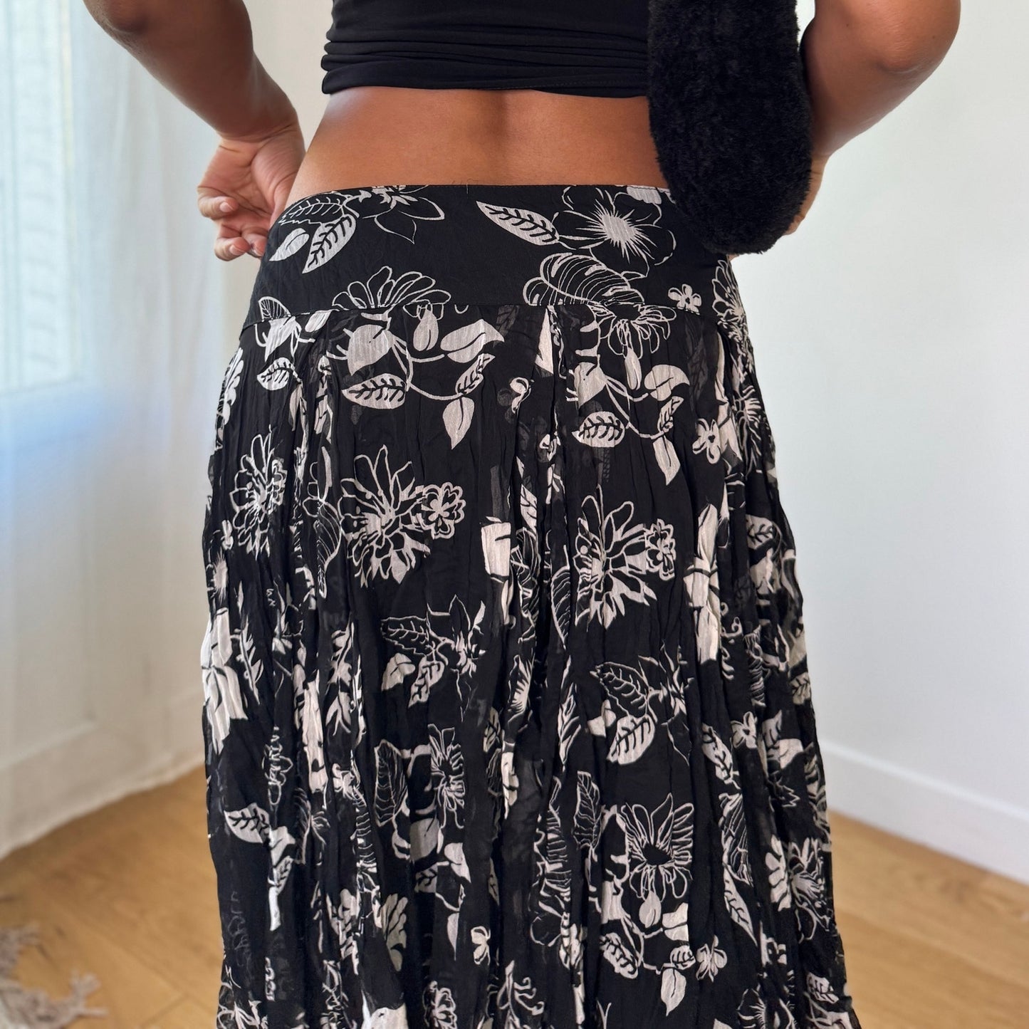 Vintage Black White Floral Mesh Midi Skirt Made in Italy (S/M) ⠀