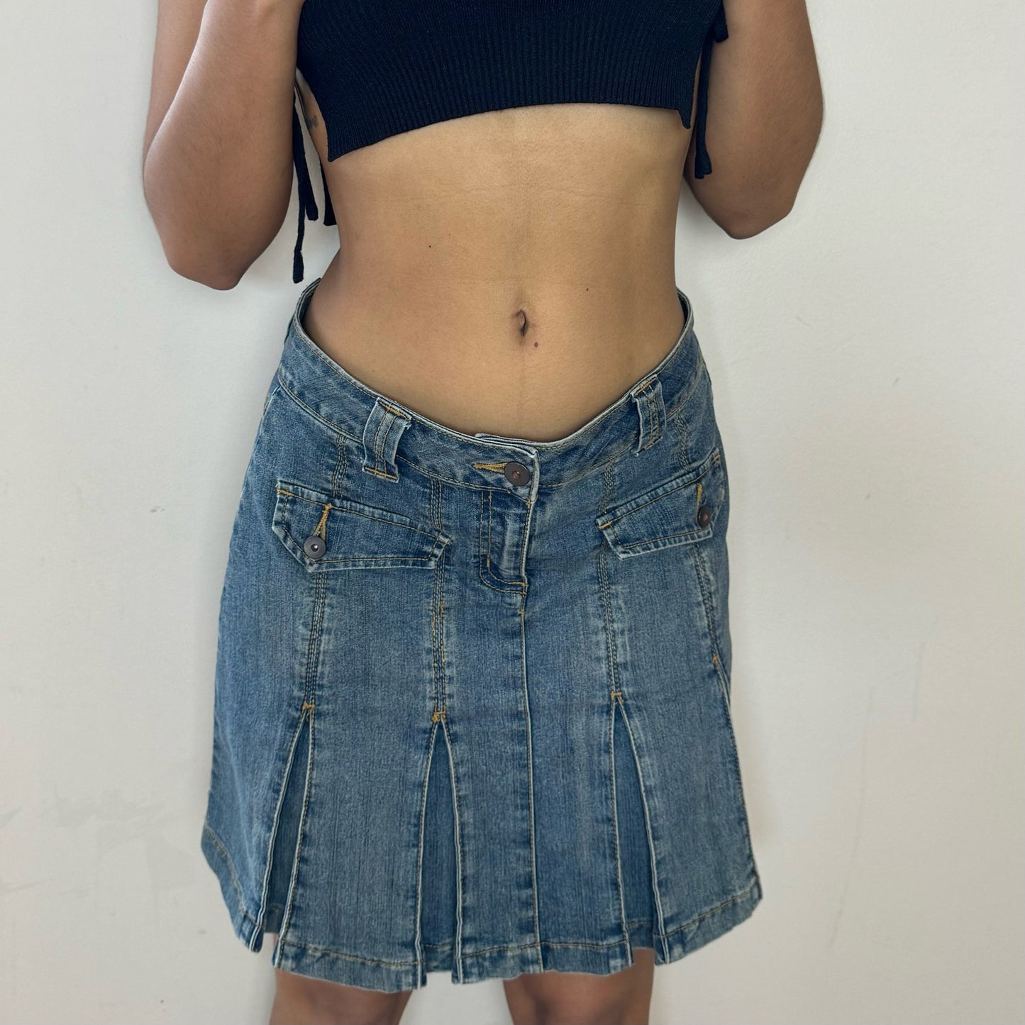 Vintage 00s medium wash denim pleated skirt (S) preppy